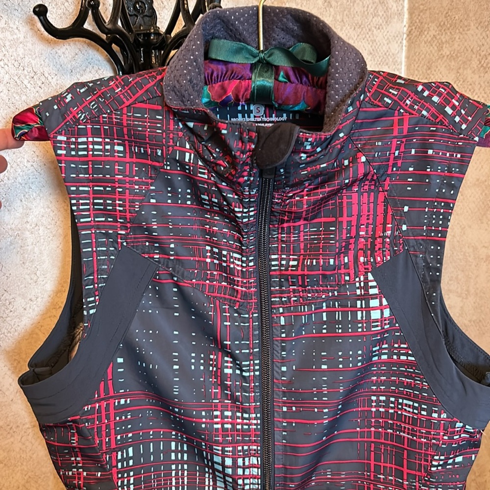 Brooks zip up vest with pockets and back venting as well as phone pocket, size S